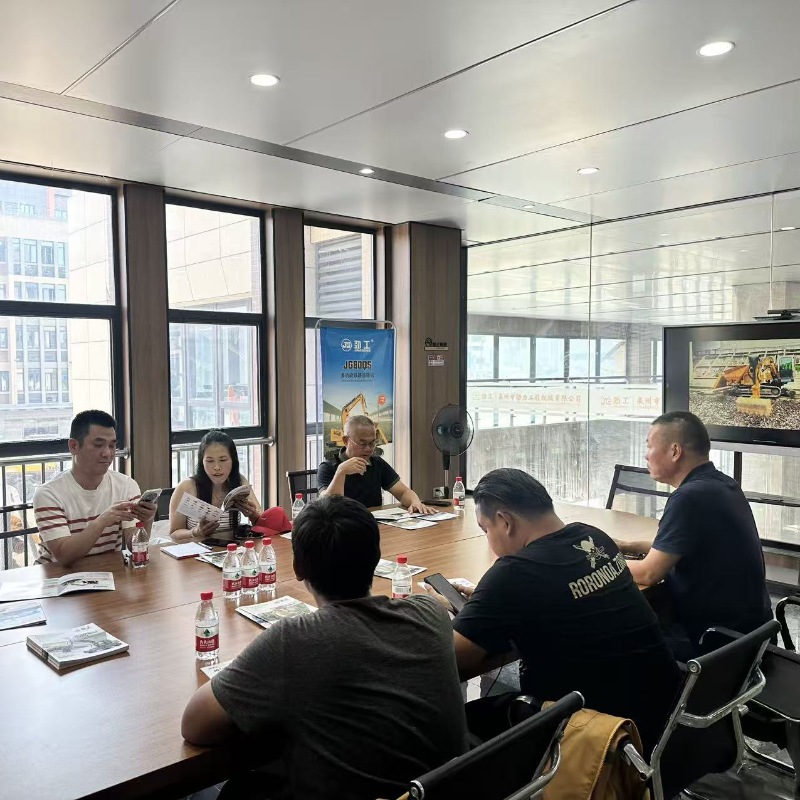 قام وفد من خبراء السكك الحديدية التايلانديين بزيارة وتفقد التشغيل الفعال لآلة قطع السكك الحديدية