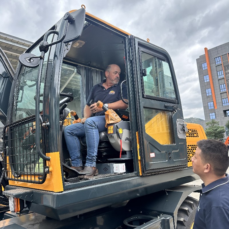 قام وفد من عملاء جنوب أفريقيا المرموقين بزيارة شركة جينغونغ لحفارات السكك الحديدية: تعزيز التعاون الدولي ودعم بناء السكك الحديدية العالمية