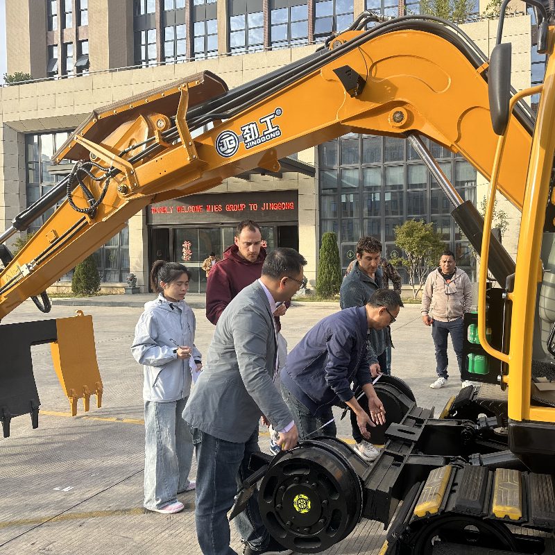 قام وفد السكك الحديدية التشيلي بزيارة شركة جينغونغ لآلات السكك الحديدية المحدودة لتعميق التعاون في سوق أمريكا الجنوبية.