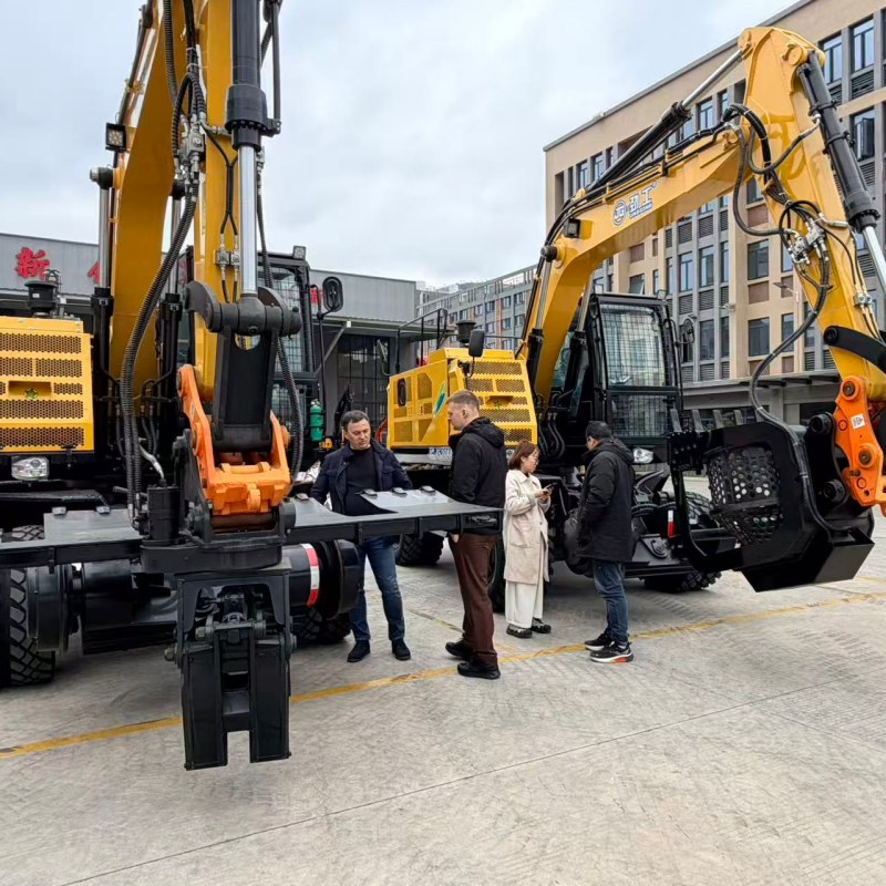 قام عملاء روس بزيارة شركة جينغونغ للحفارات لمعاينة معدات حفر السكك الحديدية